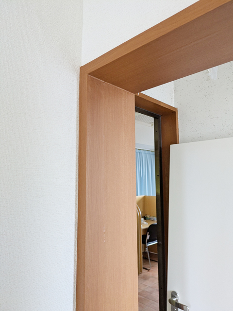 扉の木枠部分を化粧シート補修