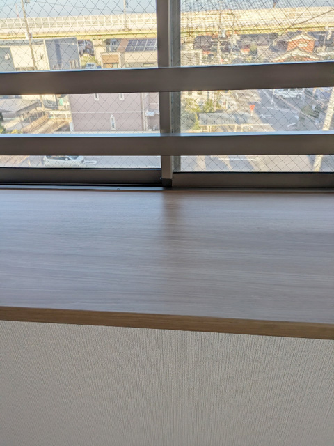 出窓天板の傷んだ天板を化粧シート補修