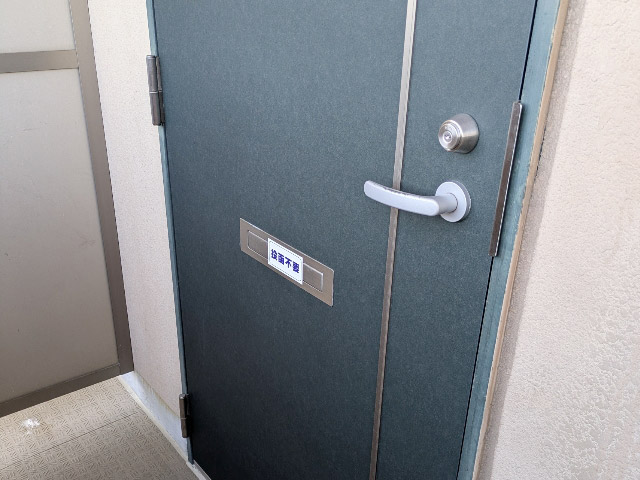 玄関ドアの化粧シート補修